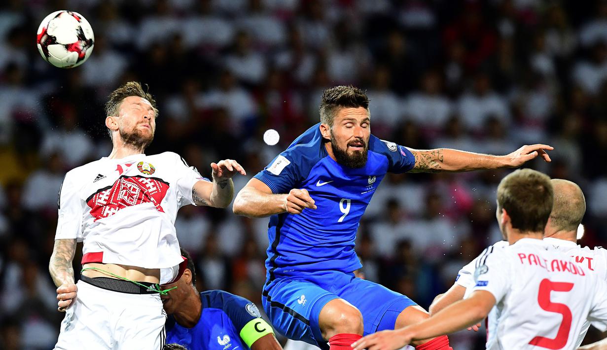 Pemain Belarusia, Mikhail Sivakow (kiri) berebut bola dengan penyerang Prancis, Olivier Giroud pada kualifikasi Piala Dunia 2018 di Borisov Arena, Borisov, Belarusia. (AFP/Franck Fife)