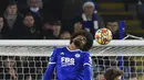 Pemain Leicester City Hamza Choudhury (kiri) berebut bola udara dengan pemain Liverpool Kostas Tsimikas pada pertandingan sepak bola Liga Inggris di Stadion King Power, Leicester, Inggris, 28 Desember 2021. Leicester City menang 1-0. (AP Photo/Rui Vieira)