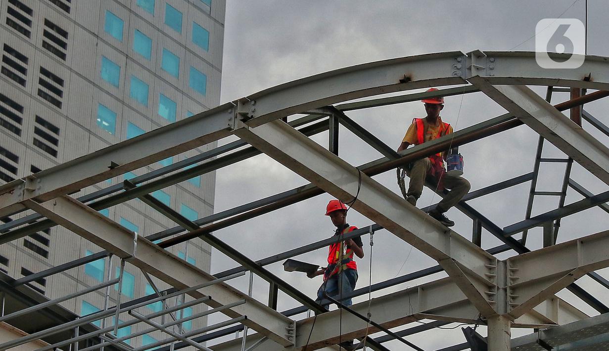 Pekerja menyelesaikan proyek halte Trans Jakarta, di Sudirman, Jakarta, Jumat (18/11/2022). BPJS Ketenagakerjaan (BPJAMSOSTEK) Kantor Wilayah DKI Jakarta mencatat sepanjang Januari hingga Maret 2022 terjadi 61.805 kasus kecelakaan kerja dan mayoritas dialami pekerja usia 20-25 tahun. (Liputan6.com/Angga Yuniar)