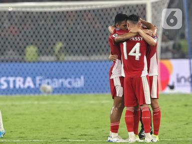 Pemain Timnas Indonesia berpelukan usai mengalahkan China pada lanjutan putaran ketiga kualifikasi Piala Dunia 2026 zona Asia grup C di Stadion Utama Gelora Bung Karno, Jakarta, Kamis (5/6/2025). (Liputan6.com/Angga Yuniar)