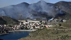 Api yang dipicu oleh angin kencang di pinggiran dekat Portbou, dekat perbatasan Prancis-Spanyol pada 5 Agustus 2023. (AFP/Raymond Roig)