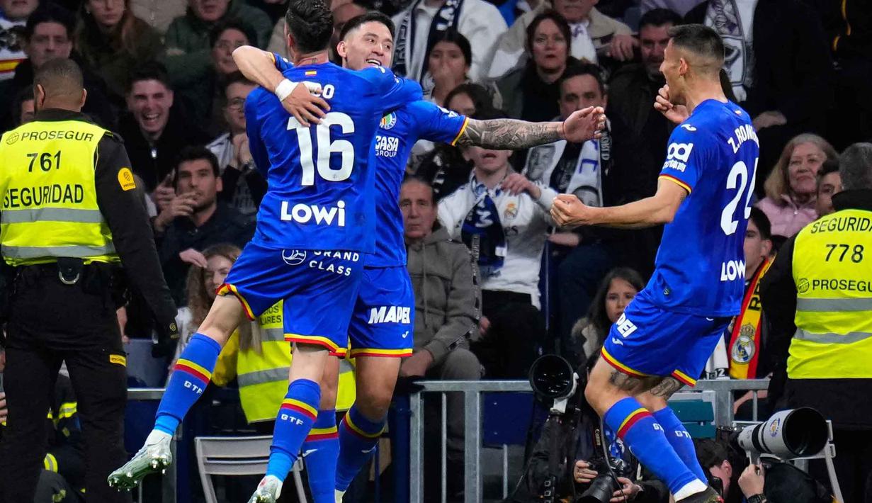 Gol semata wayang tim tamu dicetak oleh Martin Satriano pada menit ke-39. Tampak dalam foto, Martin Satriano dari Getafe (kedua kiri) merayakan golnya pada  pertandingan pekan ke-26 La Liga 2025/2026 melawan Real Madrid di Stadion Bernabeu, Madrid, Spanyol, Senin 2 Maret 2026 waktu setempat atau Selasa (3/3/2026) dini hari WIB. (AP Photo/Manu Fernandez)