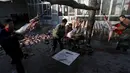 Sejumlah warga desa Nanzhuang saat melepaskan bulu rubah dari badannya, Cina, (11/12). Sebagian besar penduduk desa ini menggunakan Rubah, Anjing dan hewan lainnya untuk diperjualbelikan bulunya. (REUTERS/William Hong)