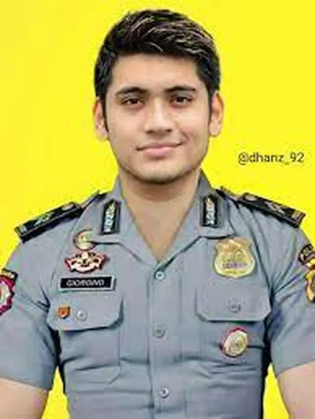 6 Editan Pasfoto Artis Jadi Polisi Ini Bikin Tepuk Jidat