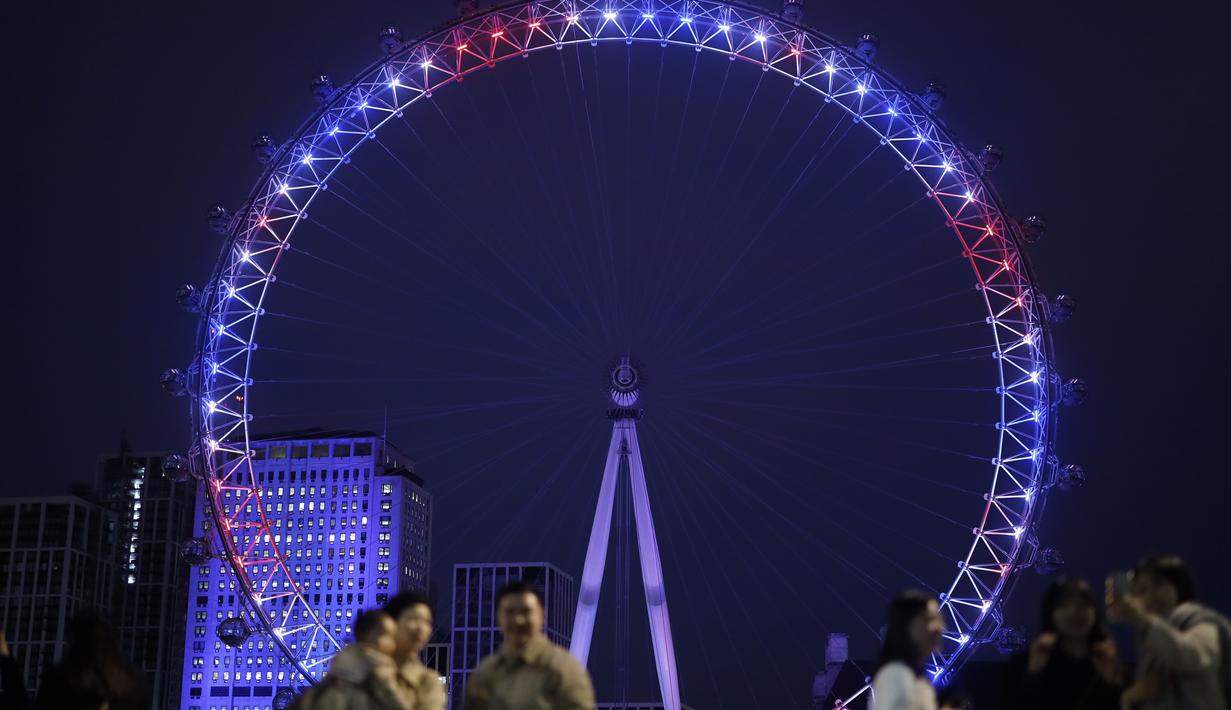 London Eye menyalakan lampu berwarna merah, biru dan putih untuk menghormati kelahiran bayi laki-laki  Pangeran Harry dan Meghan Markle di London, Senin (6/5/2019). London Eye atau Millennium Wheel adalah sebuah roda pengamatan yang terbesar di dunia, memiliki tinggi 135 meter. (Tolga AKMEN/AFP)