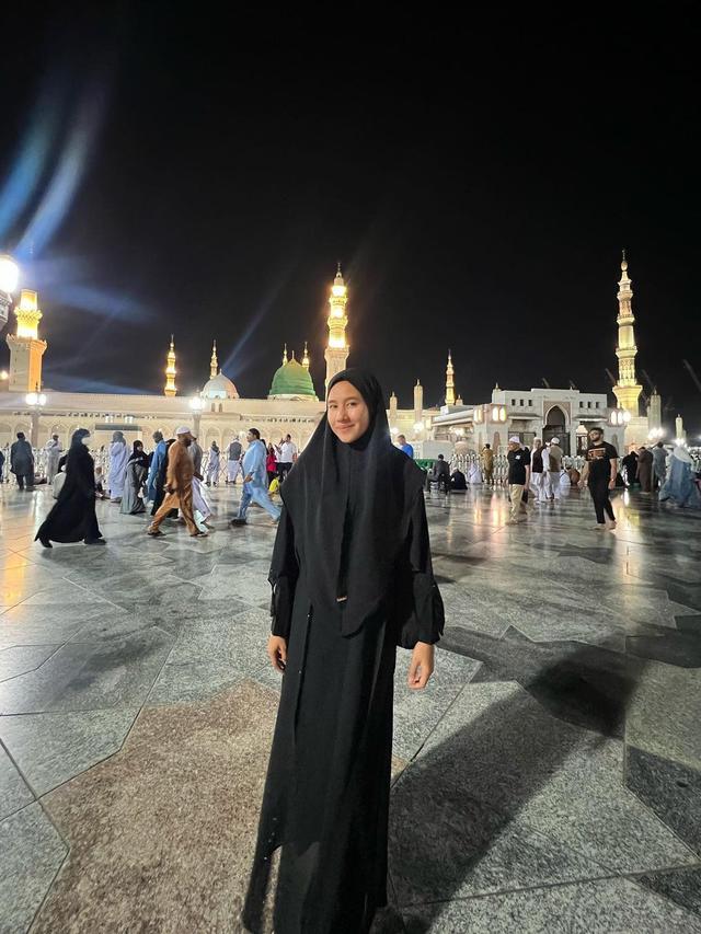 7 Potret Shenina Cinnamon Jalani Ibadah Umroh, Penampilan Berhijab Curi Perhatian