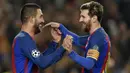 Pemain Barcelona, Lionel Messi dan Arda Turan, merayakan gol yang dicetaknya ke gawang Gladbach pada laga Liga Champions di Stadion Nou Camp, Spanyol, Kamis (7/12/2016). Barcelona menang 4-0 atas Gladbach. (AFP/Lluis Gene)