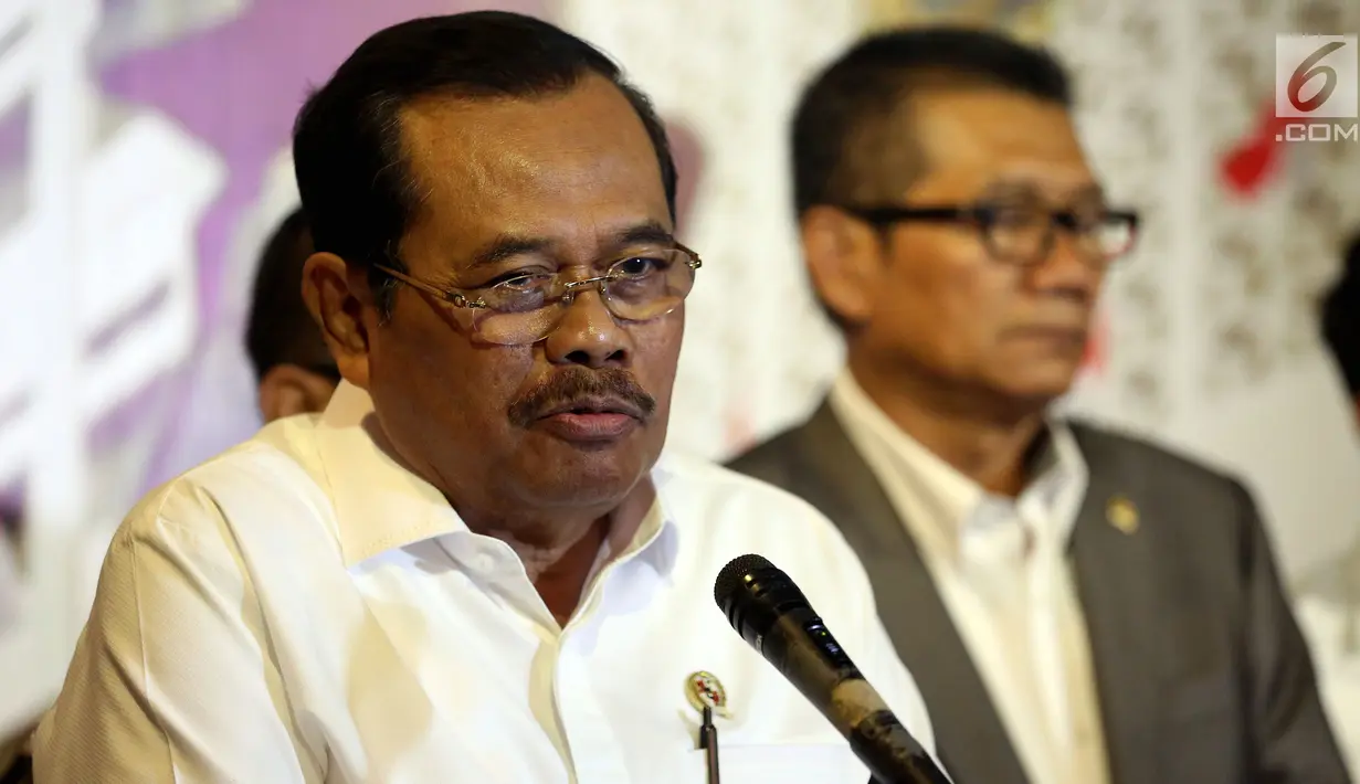 Jaksa Agung HM Prasetyo memberikan keterangan pers usai melakukan pertemuan di Kejaksaan Agung, Jakarta, Kamis (13/7). Pertemuan antasa Pansus dan Jaksa Agung tersebut berlangsung tertutup dengan membahas sejumlah persoalan. (Liputan6.com/Johan Tallo)