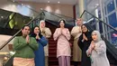 Diakui Hesti, baju kurung yang dikenakannya merupakan milik sang mertua. [@hestipurwadinata]