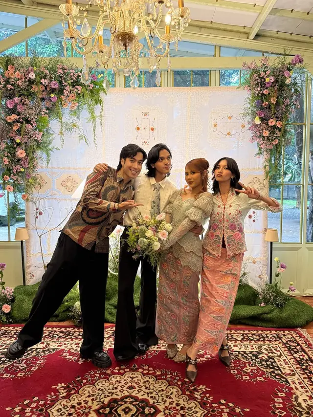 Detail Kebaya Encim Sheila Dara di Lamaran Nadin Amizah, Anggun Dipadu Batik Betawi