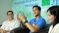 Adra dampingi Tantri Kotak melahirkan. (Adrian Putra/Bintang.com)