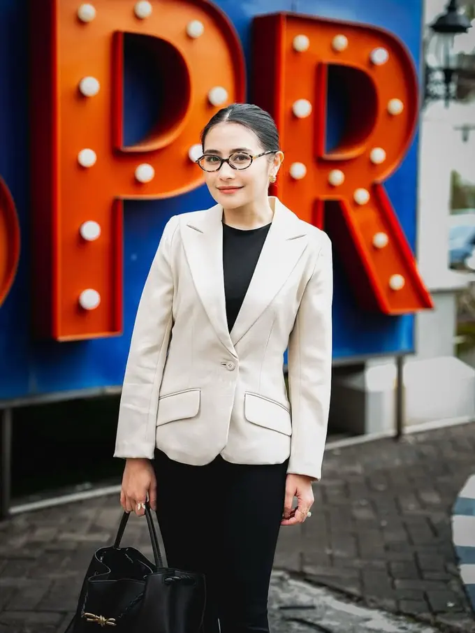 Gaya Mengajar Prilly Latuconsina yang Anggun dan Profesional (Instagram/@prillylatuconsina96)