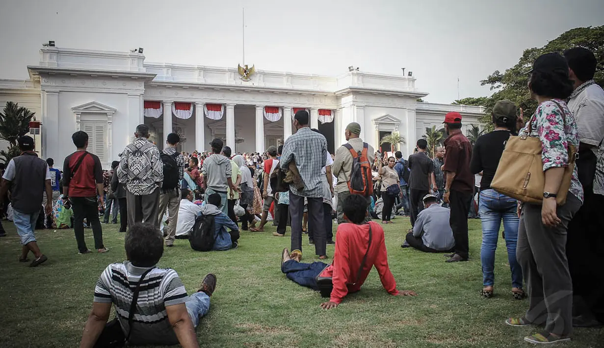 Lapangan Istana yang ditanami rumput hijau disesaki ribuan warga, Jakarta, (20/10/14). (Liputan6.com/Faizal Fanani)