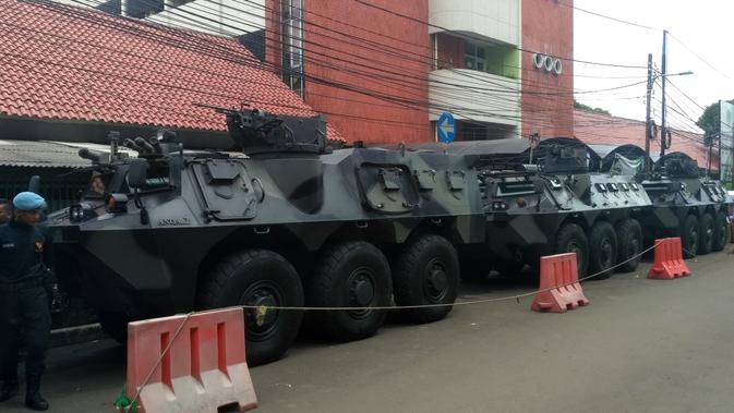 kendaraan taktis panser siap mengamankan acara debat capres. (Merdeka.com)