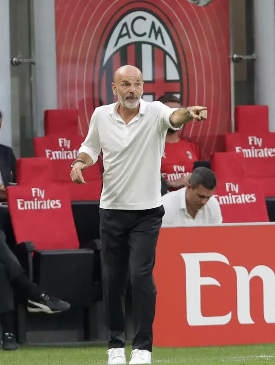 Pelatih AC Milan, Stefano Pioli menginstruksikan pemainnya saat bertanding melawan Parma pada pertandingan lanjutan Liga Serie A Italia di Stadion San Siro di Milan, Italia (15/7/2020). AC Milan menang telak 3-1 atas Parma. (AP Photo/Luca Bruno)