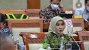 Direktur Utama PT Pertamina (Persero) Nicke Widyawati menyampaikan paparan dalam rapat dengar pendapat  dengan Komisi VI DPR di kompleks Parlemen, Senayan, Jakarta, Kamis (8/9/2022). Rapat tersebut perkembangan terkini soal kenaikan harga BBM bersubsidi, produksi atau lifting minyak, pengolahan minyak, serta kapasitas kilang minyak. (Liputan6.com/Angga Yuniar)