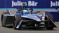 Pembalap Maserati MSG Racing, Maximilian Guenther memacu mobilnya saat sesi kualifikasi Jakarta E-Prix 2023 round-11 di Jakarta International E-Prix Circuit, Ancol, Jakarta, Minggu (04/06/2023). Gunther sukses meraih P1 setelah mengalahkan pembalap Avalanche Andretti, Jake Dennis dengan perbedaan waktu 0.585 detik. (Bola.com/Bagaskara Lazuardi)