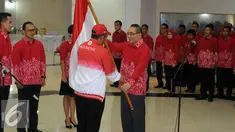 Kepala BKN, Bima Haria Wibisana (kanan depan) menerima bendera Merah Putih dari Sesmenpora, Alfitra Salam saat pelepasan kontingen Asean Civil Service Games 2015 di Wisma Kemenpora Jakarta, Rabu (11/11/2015). (Liputan6.com/Helmi Fithriansyah)