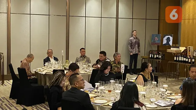 Duta Besar Ukraina untuk Indonesia Vasyl Hamianin menyambut kedatangan para hadirin pada malam amal dan lelang (Dok. Liputan6.com/Teddy Tri Setio Berty).