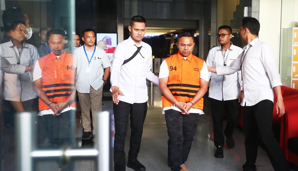 Gubernur Riau Abdul Wahid (menggunakan rompi tahanan) digiring petugas menuju rumah tahanan usai menjalani pemeriksaan di Gedung Merah Putih Komisi Pemberantasan Korupsi (KPK), Jakarta, Rabu (5/11/2025). Abdul Wahid akan menjalani masa penahanan pertama selama 20 hari, terhitung mulai tanggal 5 November hingga 23 November 2025, di Rumah Tahanan (Rutan) KPK. (merdeka.com/Arie Basuki)