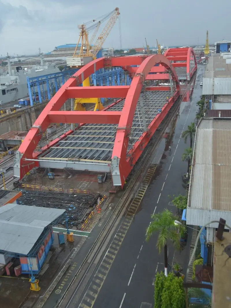 Konstruksi box baja pelengkung bentang utama Jembatan Holtekamp yang diproduksi PAL Indonesia siap dikirim dengan kapal secara utuh ke Jayapura. (Dok Kementerian PUPR)