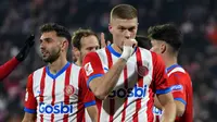 Pemain Girona, Artem Dovbyk melakukan selebrasi bersama rekan-rekannya setelah mencetak gol ke gawang Deportivo Alaves pada laga lanjutan Liga Spanyol 2023/2024 di Montilivi Stadium, Girona, Spanyol, 18 Desember 2023. (AFP/Pau Barrena)