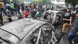 Sekitar 8 mobil dibakar saat kerusuhan di sekitar Mako Brimob Polda Metro Jaya, Kwitang, Pasar Senen, Jakarta Pusat, Jumat (29/8/2025) dini hari. (merdeka.com/Arie Basuki)