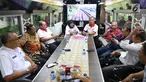 Ketua Gerakan Suluh Kebangsaan Mahfud MD bersama Romo Benny dan para peserta dalam perjalanan hari kedua Jelajah Kebangsaan, Selasa (19/2). Rute Jelajah Kebangsaan ini bermula dari Merak hingga ke Banyuwangi. (Liputan6.com/JohanTallo)
