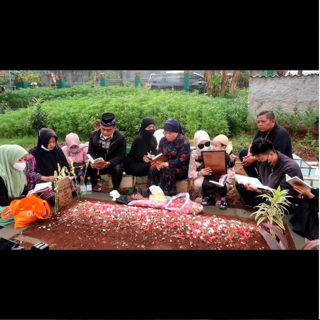 7 Potret Keluarga Haji Faisal Ziarah ke Makam Vanessa Angel dan Bibi Ardiansyah
