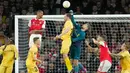 Penjaga gawang Bodo/Glimt Nikita Khaykin melakukan penyelamatan saat melawan Arsenal pada pertandingan sepak bola Grup A Liga Europa di London, Inggris, 6 Oktober 2022. Arsenal berhasil menaklukkan Bodo/Glimt 3-0. (AP Photo/Kin Cheung)