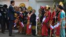 Presiden Jokowi menyapa anak-anak berpakaian tradisional Nusantara saat menunggu kedatangan Presiden Republik Chile, Michelle Bachelet di Istana Kepresidenan, Jakarta, Jumat (12/5). Kedatangan Bachelet disambut dengan parade kenegaraan. (Bay ISMOYO/AFP)