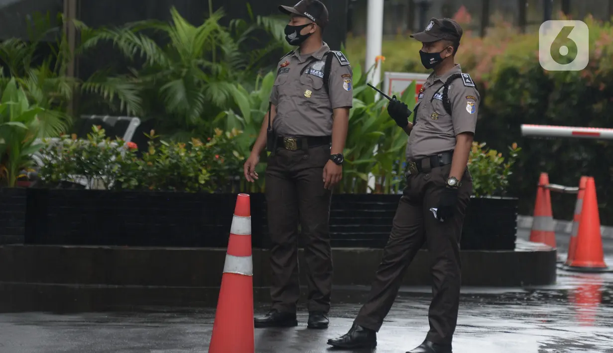 Dua orang Satuan Pengamanan (Satpam) bertugas di salah satu perkantoran kawasan Jakarta, Selasa (16/2/2021). Seragam baru berwarna cokelat mirip seragam polisi tersebut untuk memuliakan Satpam dan menjadikan unsur pengamanan menjadi bagian penting dalam suatu aktivitas. (merdeka.com/Imam Buhori)