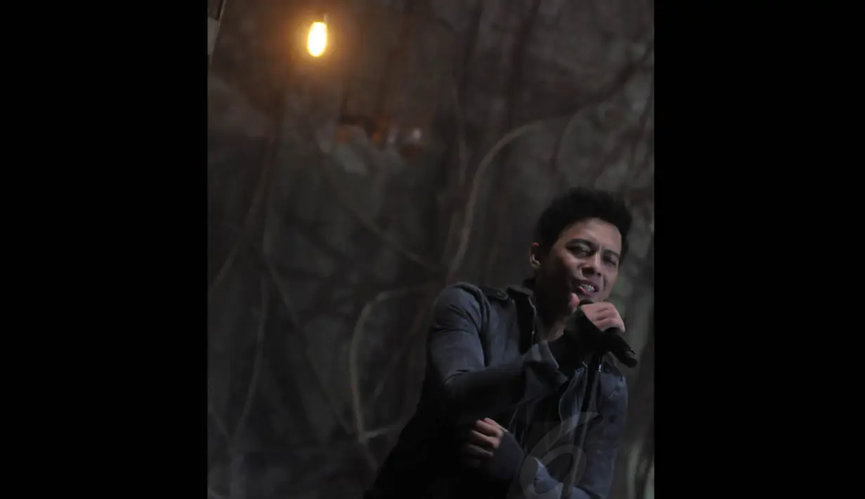 Aksi Ariel Noah saat proses pembuatan video klip 'Hero" di kawasan Kota Tua, Jakarta, (11/9/14). (Liputan6.com/Faisal R Syam)