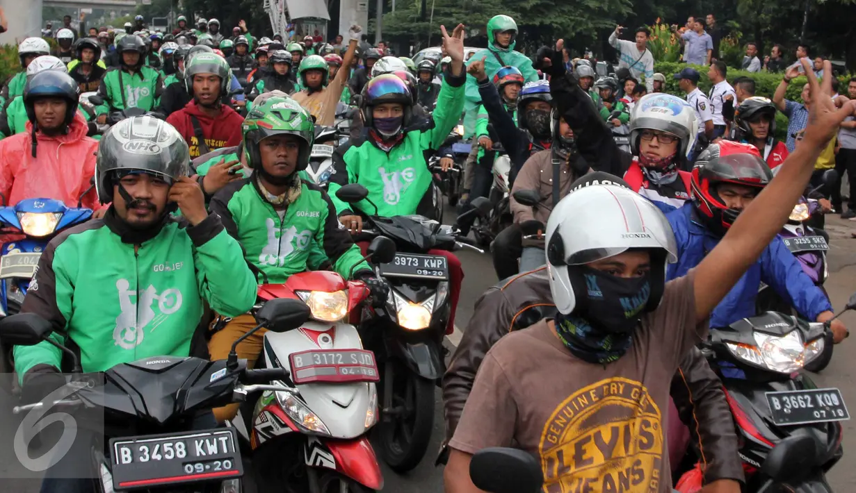 Sejumlah Pengemudi Ojek Online memadati jalan di kawasan Kuningan, Jakarta, Selasa (22/3). Mereka melakukan aksi sweeping kepada taksi yang melintas di kawasan tersebut. (Liputan6.com/Helmi Afandi)