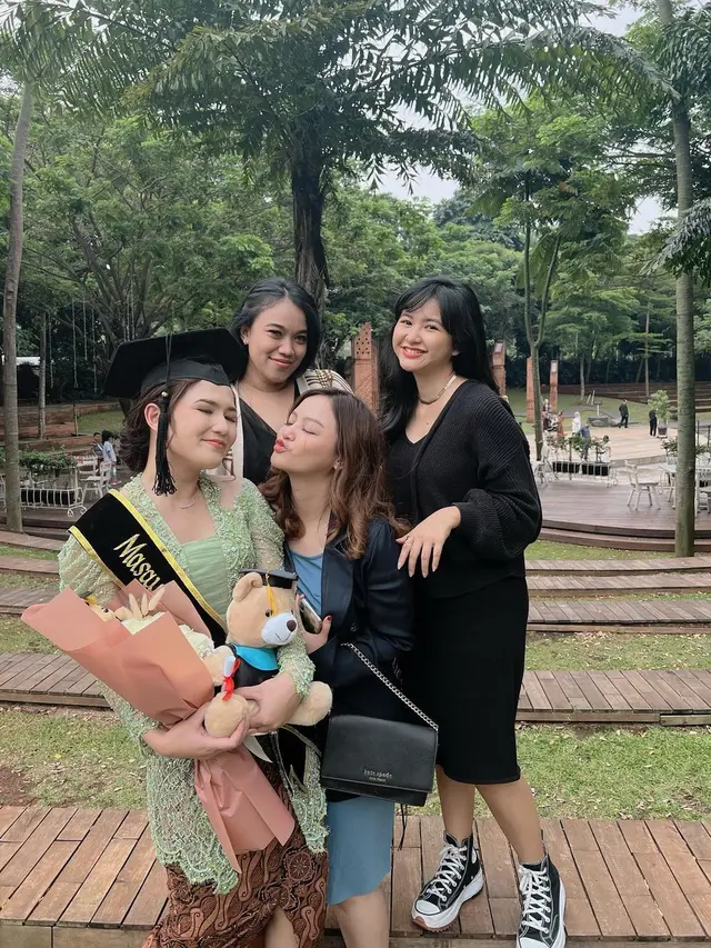 7 Potret Wisuda S2 Masayu Clara yang Raih Gelar Master Kenotariatan