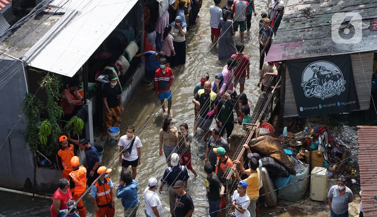 Sejumlah warga berkumpul saat banjir dan longsor di Jalan Damai, Ciganjur, Jakarta Selatan, Minggu (11/10/2020). Hujan yang deras sejak Sabtu (10/10/2020) sore mengakibatkan kawasan tersebut mengalami banjir sekaligus longsor. (Liputan6.com/Immanuel Antonius)