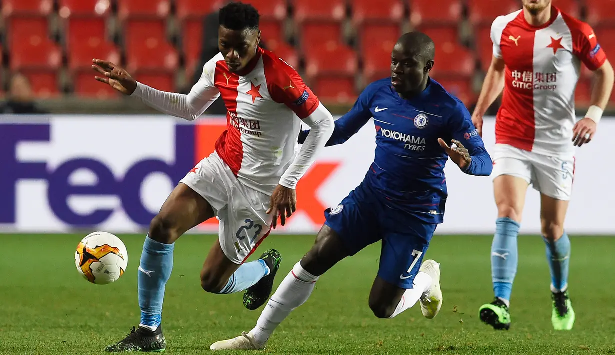Gelandang Slavia Praha,, Ibrahim Traore berebut bola dengan pemain tengah Chelsea, N'Golo Kante dalam laga leg pertama perempat final Liga Europa 2018-19 di Sinobo Stadium, Kamis (11/4). Chelsea sukses meraih kemenangan atas Slavia Praha dengan skor tipis 1-0. (Michal CIZEK / AFP)
