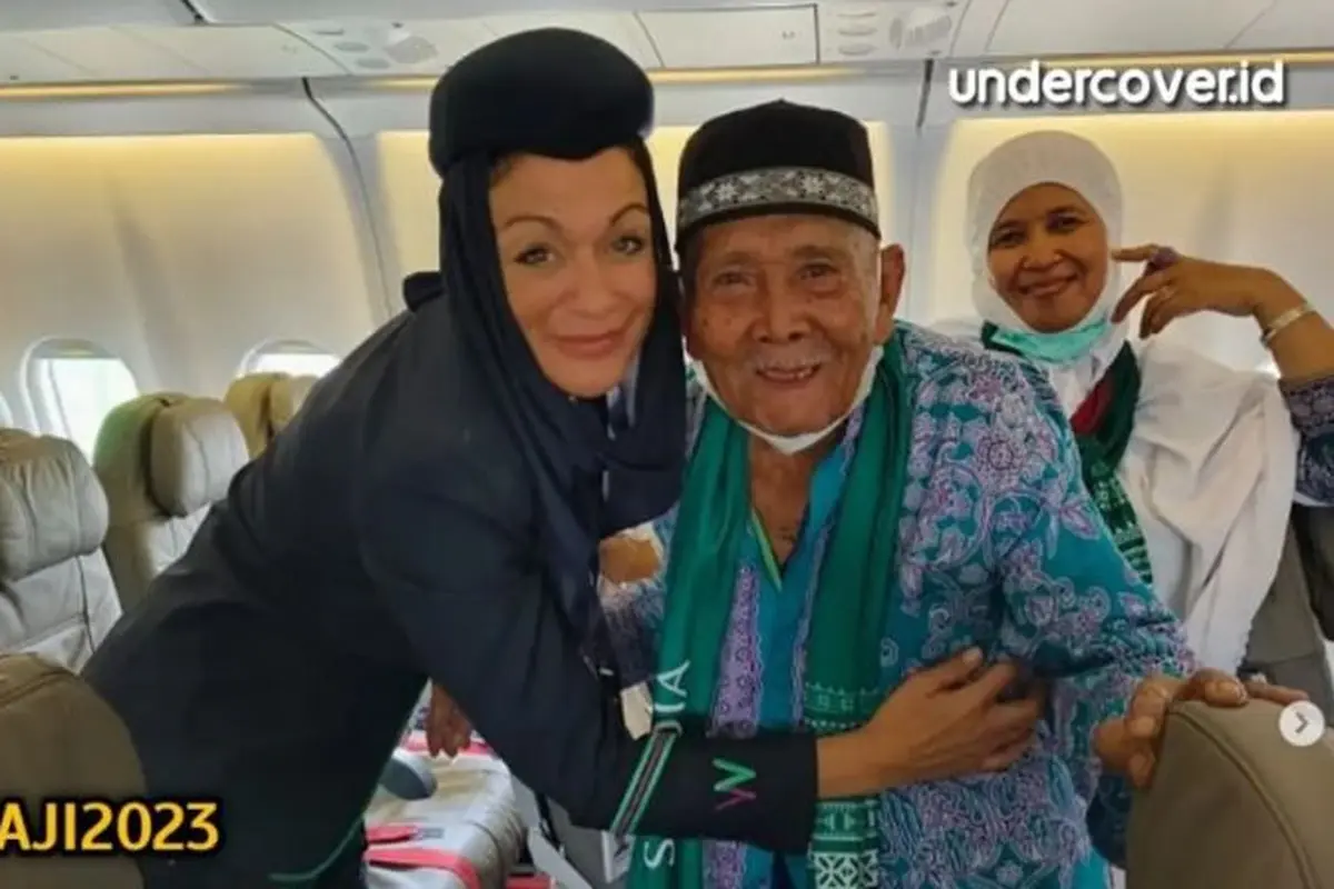 Viral Jemaah Haji Lansia Minta Turun Pesawat, Teringat Belum Kasih Makan Ayam
