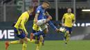 Striker Italia, Ciro Immobile, mengontrol bola saat pertandingan melawan Swedia pada laga leg kedua playoff Piala Dunia 2018, di Stadion Giuseppe Meazza, Senin (13/11/2017). Italy bermain imbang 0-0 dengan Swedia. (AFP/Miguel Medina)