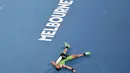 Ekspresi tidak percaya Carlos Alcaraz usai dirinya berhasil menjuarai Australian Open 2026 setelah menaklukkan Novak Djokovic dalam laga sengit yang dilangsungkan di Melbourne Park pada (1/2/2026) sore WIB. (AFP/Paul Crock)