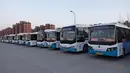 Foto pada 14 Januari 2020, bus-bus listrik di Wilayah Laixi di Qingdao, Provinsi Shandong, China. Untuk mengurangi emisi karbon dan melestarikan lingkungan, Wilayah Laixi telah mengonversi seluruh bus umum yang dimilikinya menjadi 116 bus listrik di area perkotaan sejauh ini. (Xinhua/Ding Hongfa)