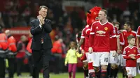 Manajer Manchester United, Louis van Gaal (kiri), bersama Wayne Rooney dan Kai, usai laga kontra Bournemouth, di Stadion Old Trafford, Rabu (18/5/2016) dini hari WIB. Masa depan di Setan Merah terancam setelah hasil tak memuaskan pada dua musim terakhir. 