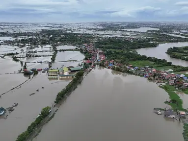 Sebuah foto udara menunjukkan desa-desa yang terendam banjir di Calumpit, provinsi Bulacan, sebelah utara Manila pada tanggal 25 Juli 2025, setelah sebuah sungai meluap akibat hujan lebat yang disebabkan oleh Topan Co-May. (Ted ALJIBE/AFP)