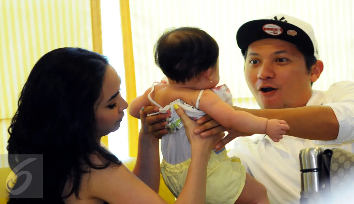 Pasangan selebriti Gading Marten dan Gisella Anastasia, kerap memamerkan buah hatinya, Gempita Noura Marten saat ditemui dalam sebuah talk show di kawasan Gatot Subroto, Jakarta, Jum’at (24/07/2015). (Liputan6.com/Faisal R Syam)
