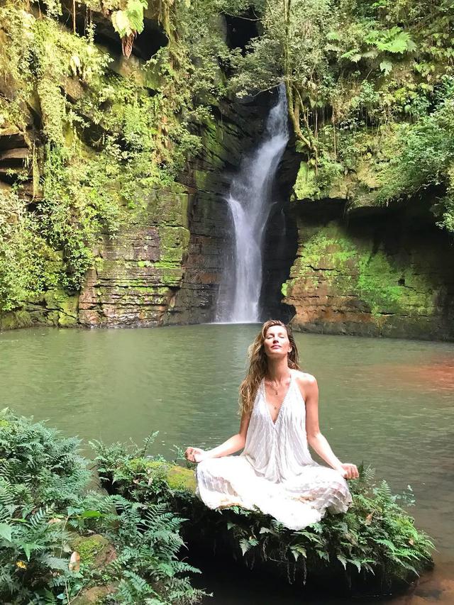 Model asal Brazil, Gisele Caroline Bündchen meditasi. (dok. Instagram @gisele/https://www.instagram.com/p/Bp5DVQFgnXs//Adhita Diansyavira)
