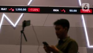 Sebanyak 672 saham turun, 30 naik, dan 95 lainnya tetap atau stagnan. (Liputan6.com/Herman Zakharia)