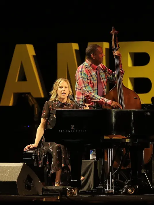 Sempat akan meninggalkan panggung usai membawakan 12 lagu, para penonton tampak tak rela dengan usainya acara. (Bambang E.Ros/Bintang.com)