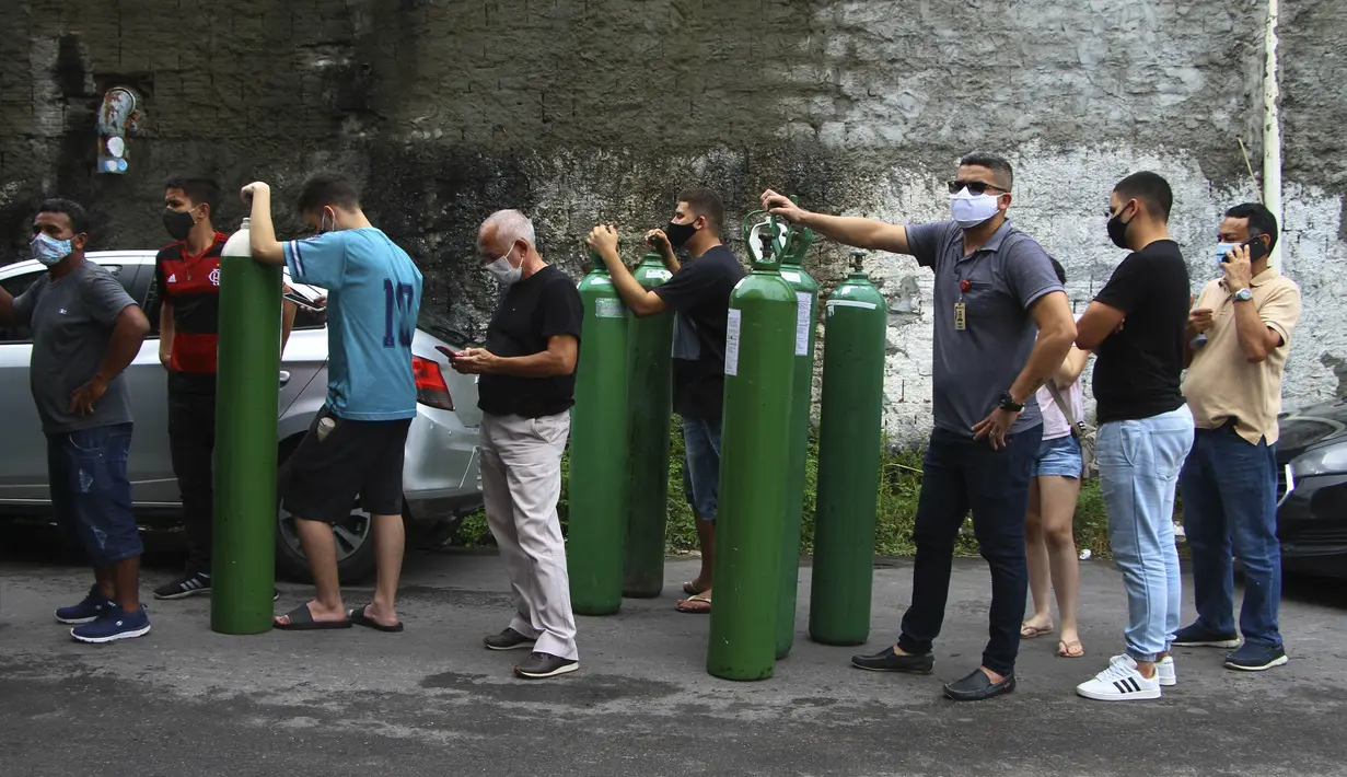 Keluarga pasien COVID-19 yang dirawat di rumah sakit berbaris dengan tangki oksigen kosong untuk dapat mengisi kembali di Manaus, negara bagian Amazonas, Brasil, 15 Januari 2021. Negara Bagian Amazonas di Brasil kehabisan oksigen karena semakin melonjaknya pasien Covid-19. (AP Photo/Edmar Barros)