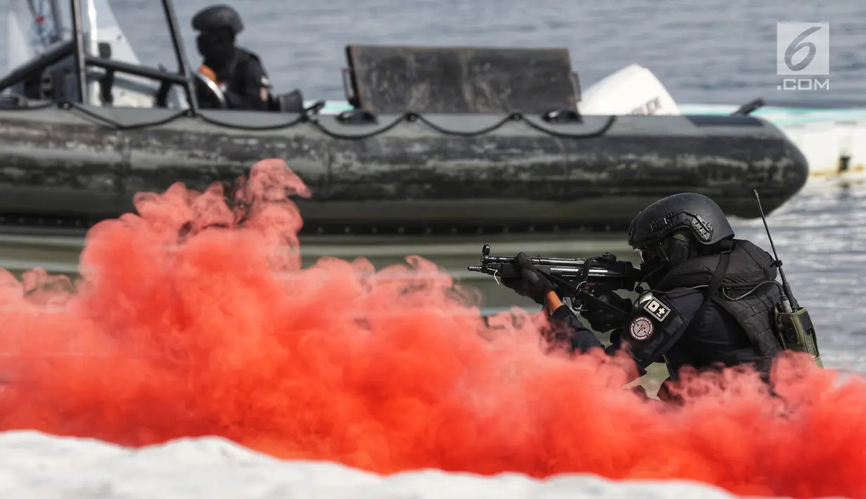 Prajurit Satgultor TNI melakukan pengejaran terhadap teroris yang kabur ketika simulasi penanganan teror di Hotel Mercure Ancol, Jakarta, Selasa (9/4). Sejumlah tim elit diterjunkan dalam melumpuhkan teroris yang dipersenjatai dengan senjata api dan alat peledak. (Liputan6.com/Johan Tallo)
