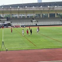 Luke Vickery (putih) dan Mathew Baker (merah) ikut serta dalam sesi internal game Timnas Indonesia di Stadion Madya GBK, Jakarta, Sabtu (30/5/2026). (Bola.com/Hery Kurniawan)